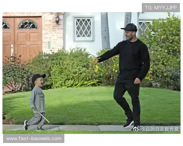 足球球星携子现身采访展现父爱温情瞬间打破硬汉形象